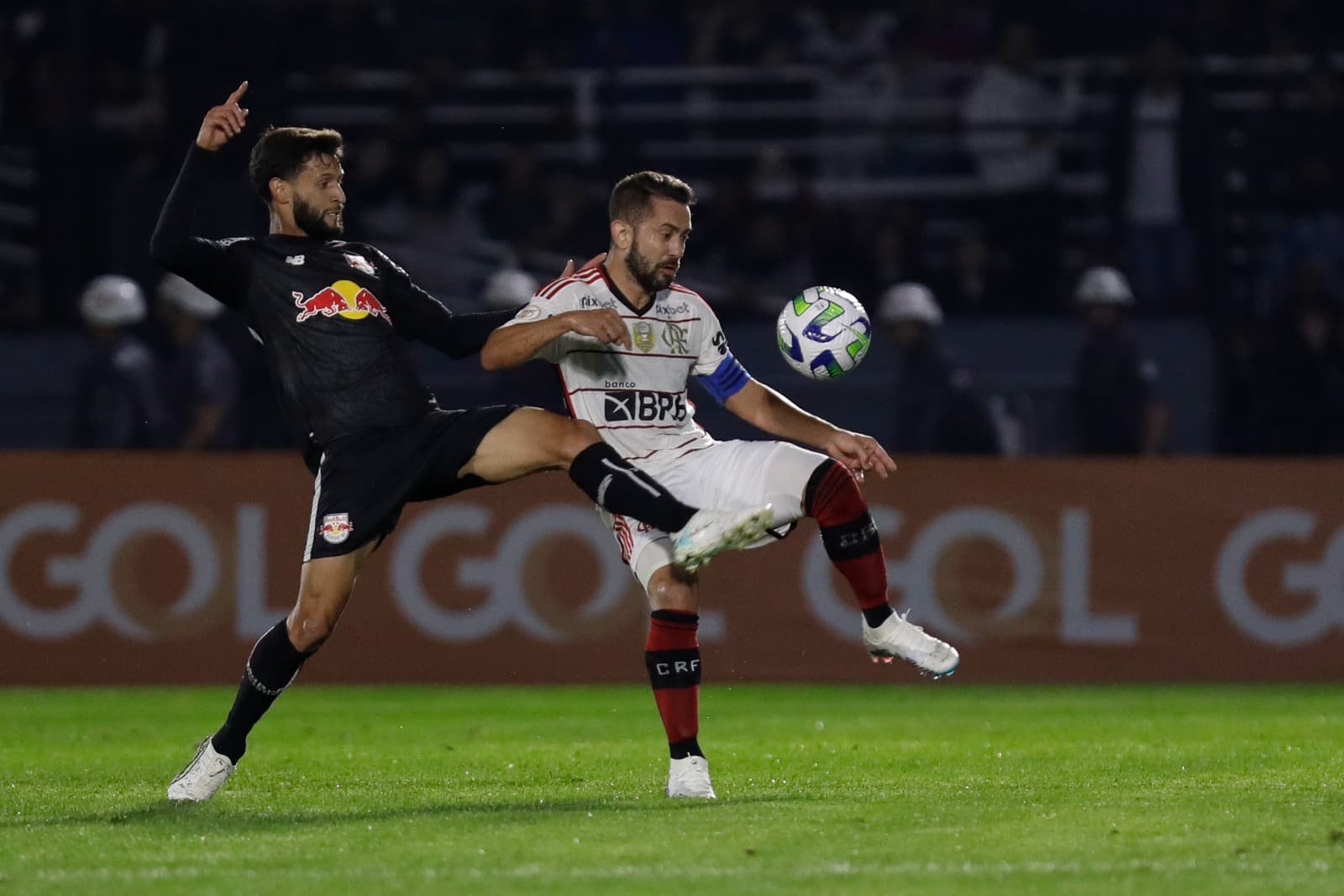 Juninho Capixaba, do Red Bull Bragantino, briga pela bola com Everton Ribeiro, do Flamengo, durante a partida entre Red Bull Bragantino e Flamengo pelo Brasileirão Série A 2023