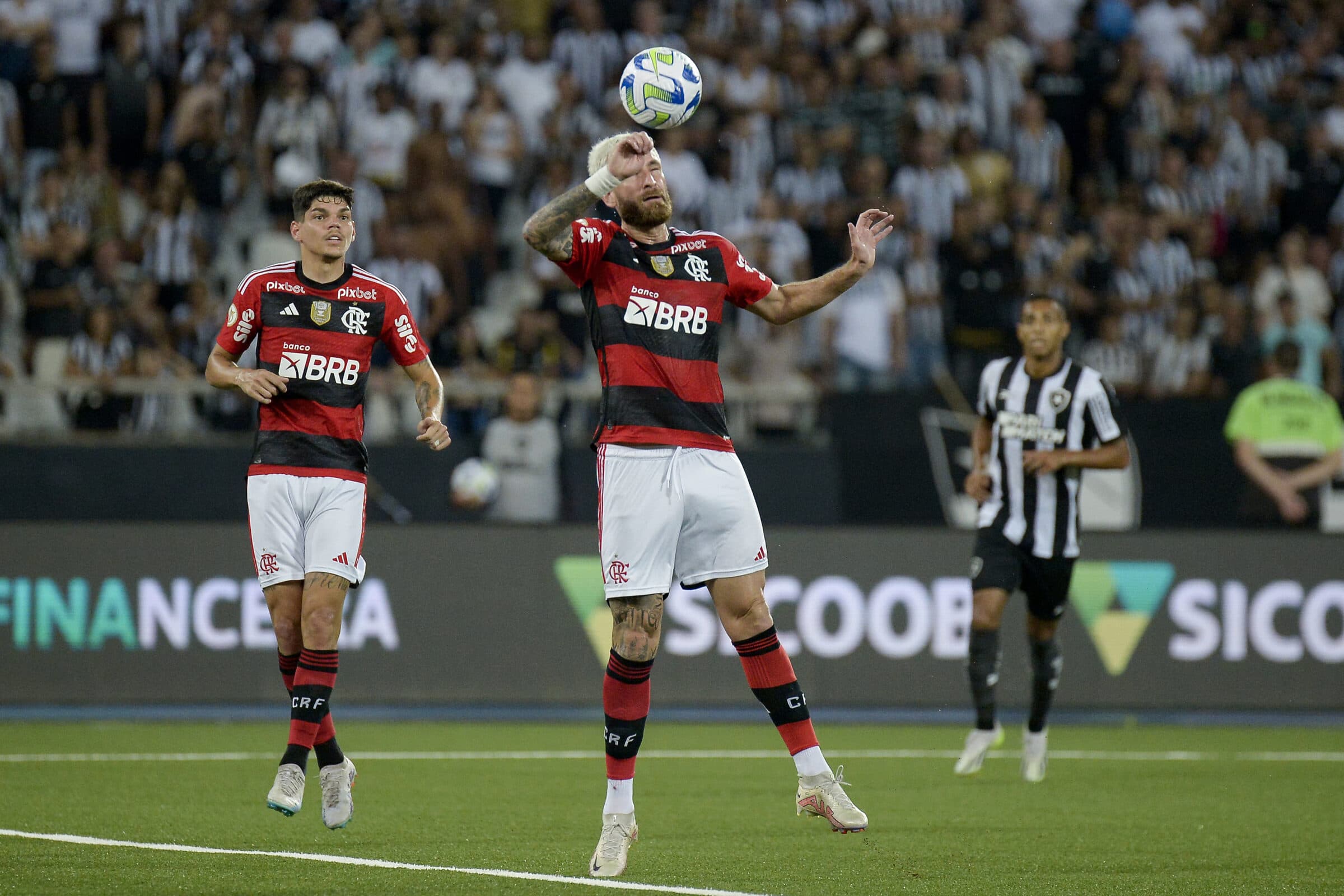 Léo Pereira em duelo aéreo pelo Flamengo em 2023