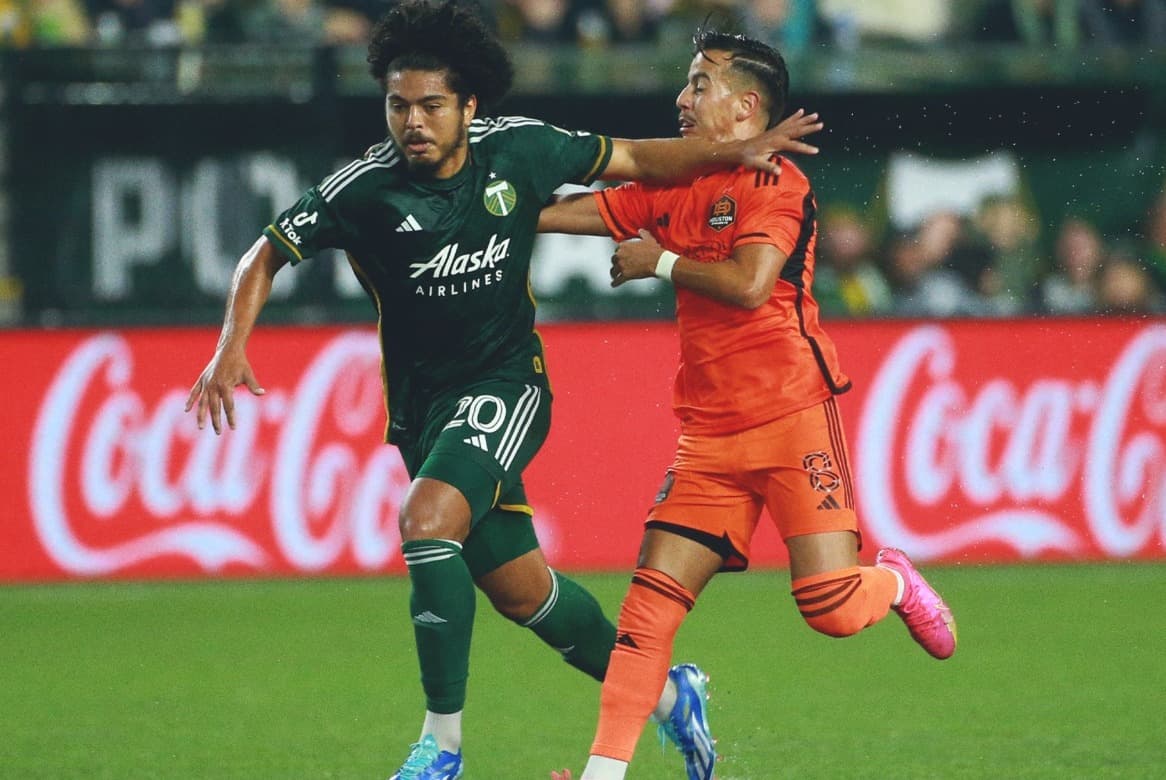 Evander disputando bola com a camisa do Portland Timbers