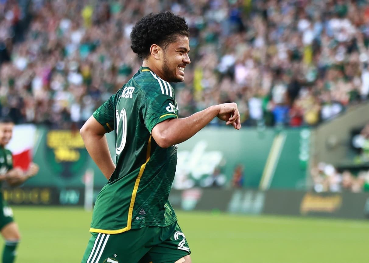 Evander sorri e corre comemorando gol pelo Portland Timbers, da MLS