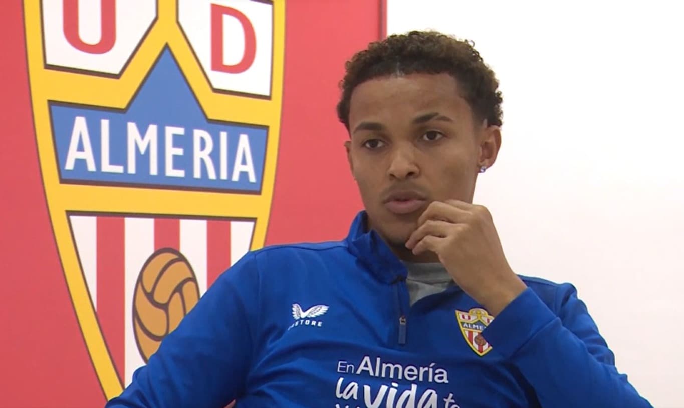 Ex-Flamengo, Lázaro nas dependências do Almería falando à ESPN sobre a possibilidade de voltar ao Brasil