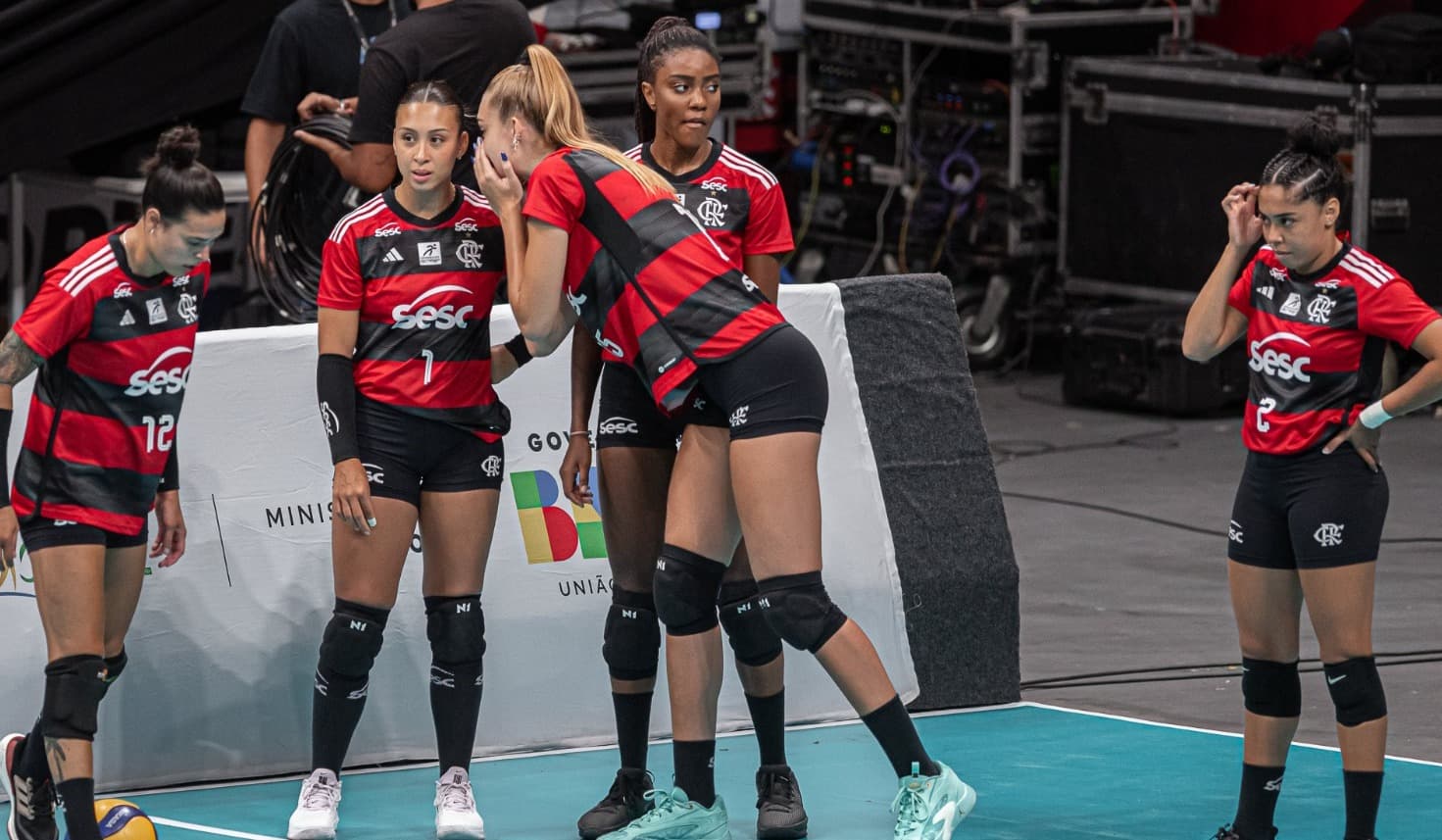 Jogadoras de vôlei do Flamengo conversando antes de jogada