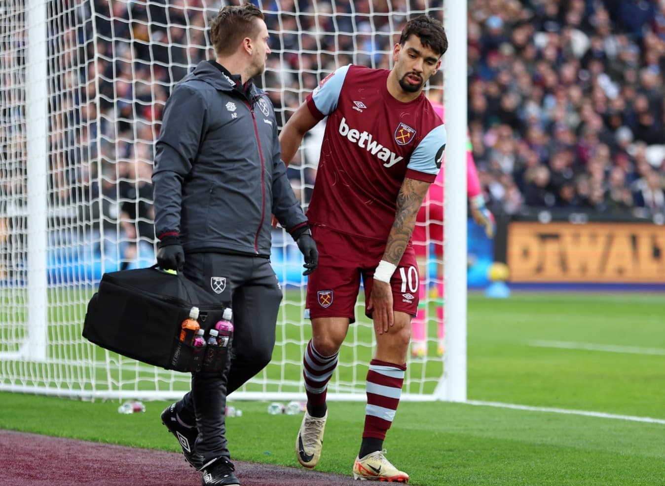 Lucas Paquetá deixa campo com dores no joelho após assistência contra o Bristol City