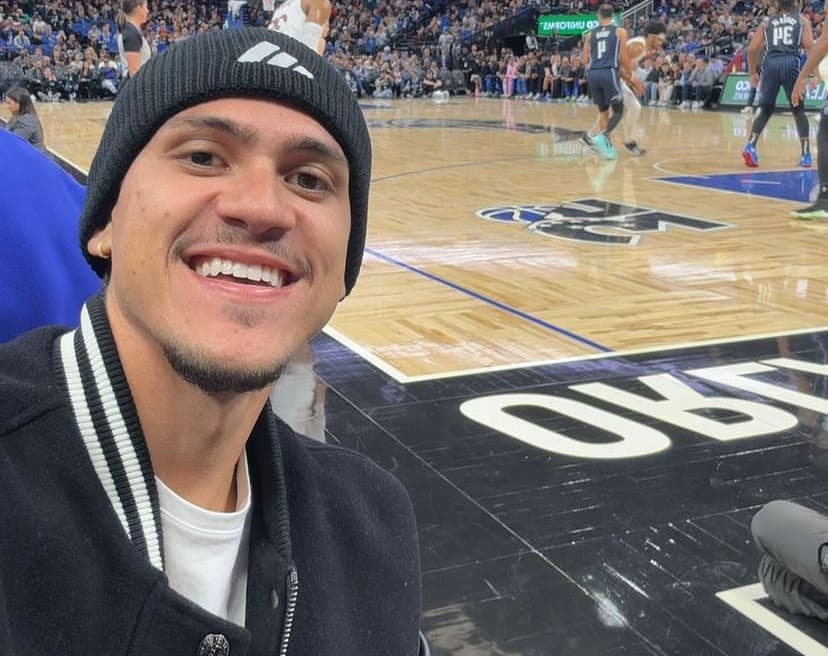 Pedro sorri ao assistir Orlando Magic x Cleveland Cavaliers pela NBA, nos EUA