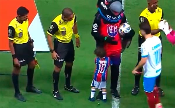 Totói abraça mascote da FBF pensando ser o mascote do Flamengo