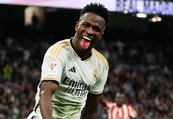 Vinícius Júnior comemora gol pelo Real Madrid com a língua para fora