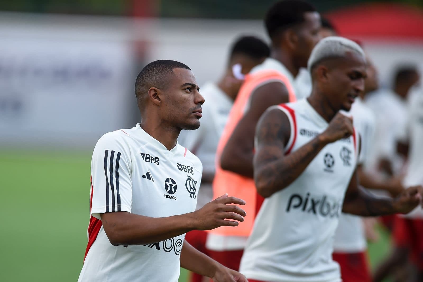 de la cruz em treino do flamengo no ninho do urubu