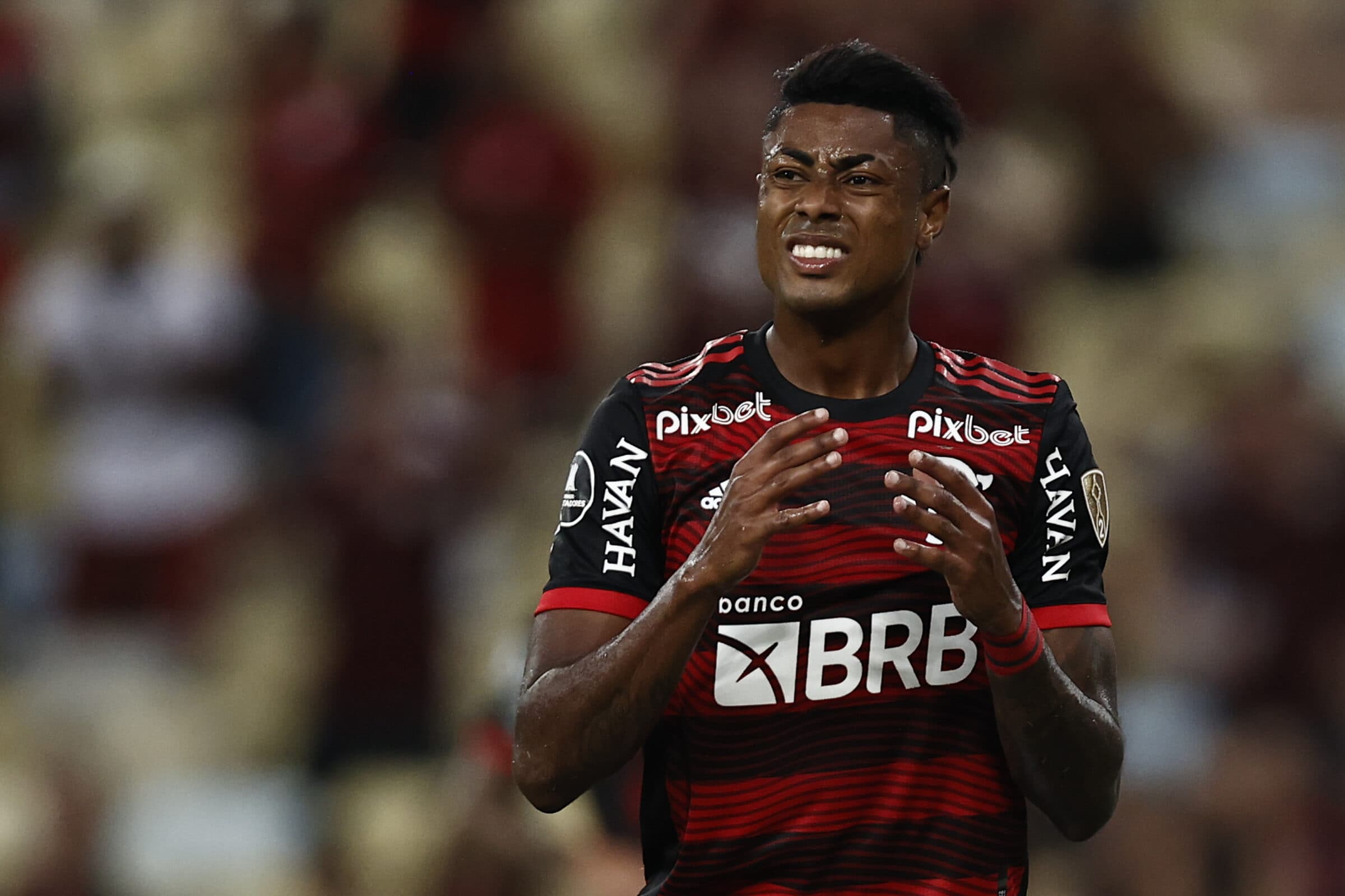 Bruno Henrique faz careta durante jogo do Flamengo