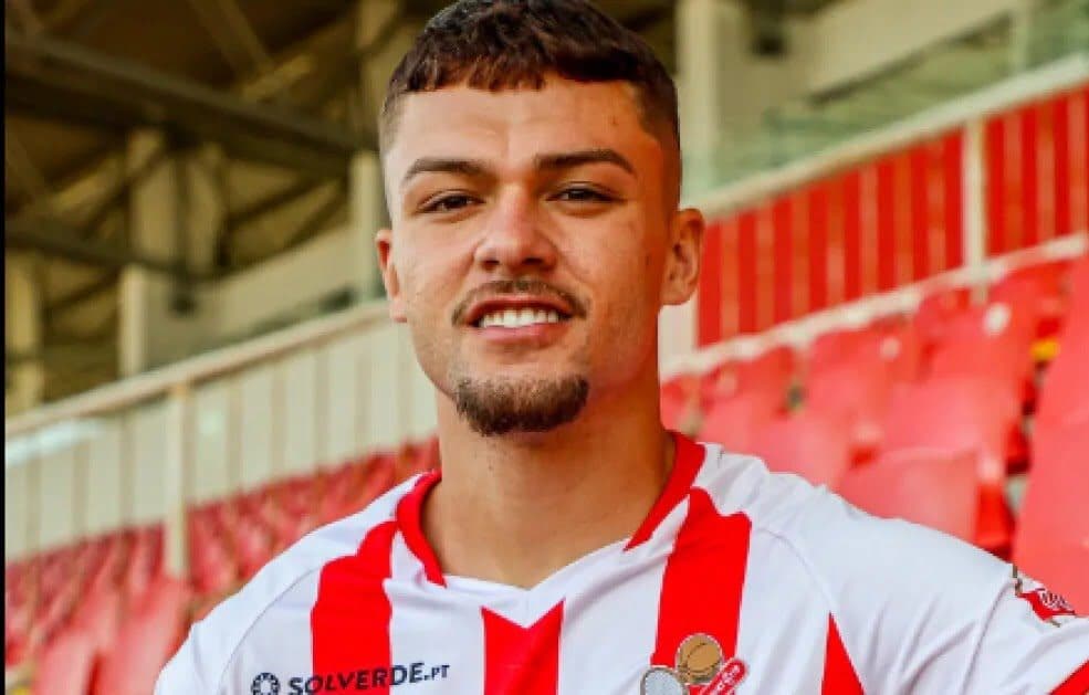 Noga co a camisa do Leixões/ Zagueiro ex-Flamengo assinará em definitivo com clube português