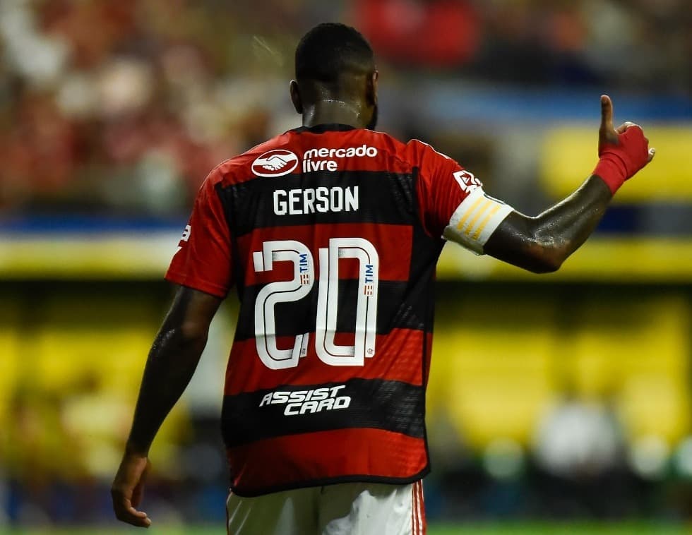 Gerson sinaliza positivamente durante a partida de estreia no campeonato carioca de 2024, contra o Audax
