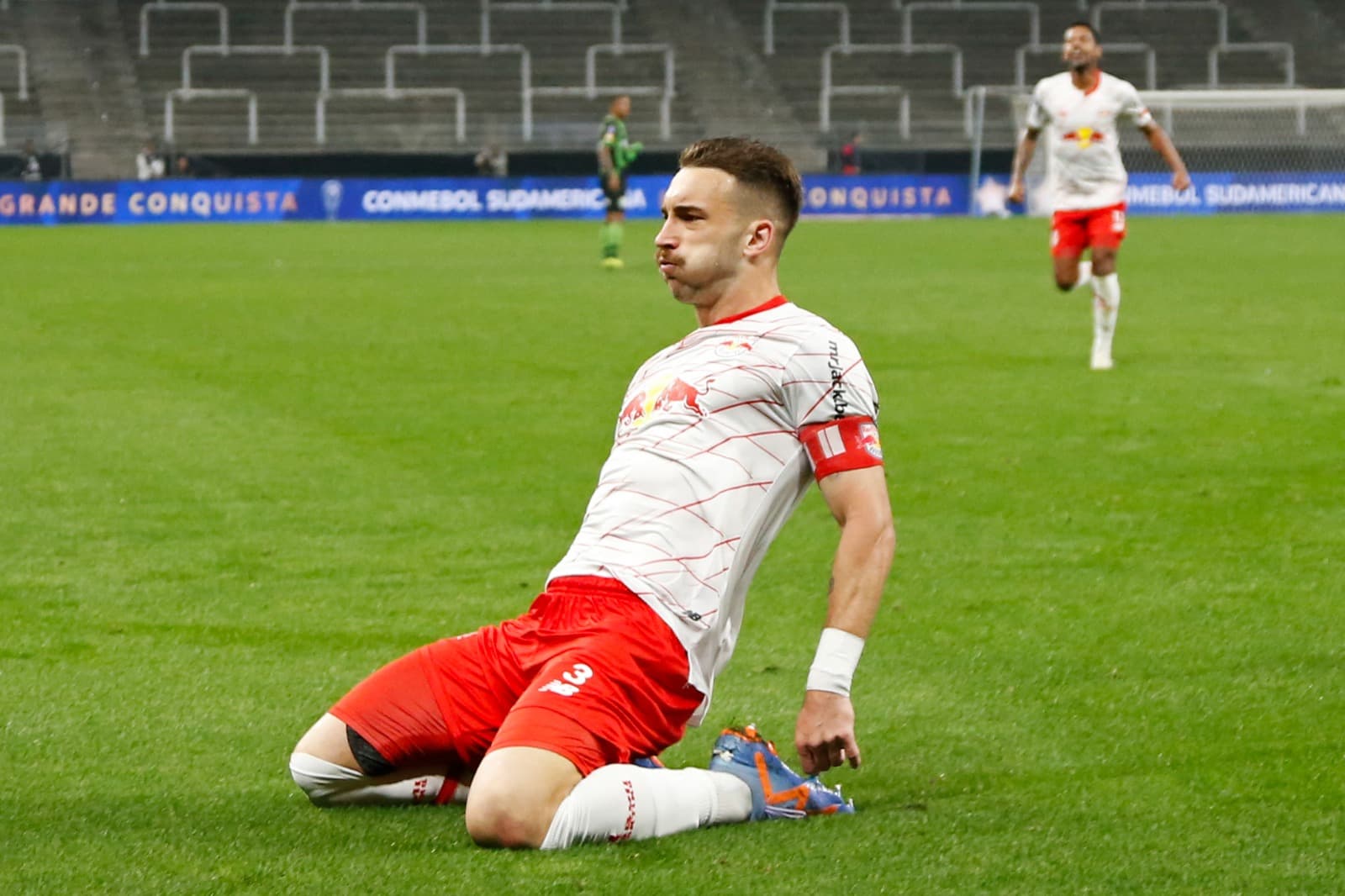O zagueiro do Red Bull Bragantino, Leo Ortiz, atualmente em negociação com o Flamengo, comemora após marcar um gol durante a partida de volta das oitavas de final da Copa Sul-Americana entre o Red Bull Bragantino do Brasil e o América Mineiro do Brasil, n