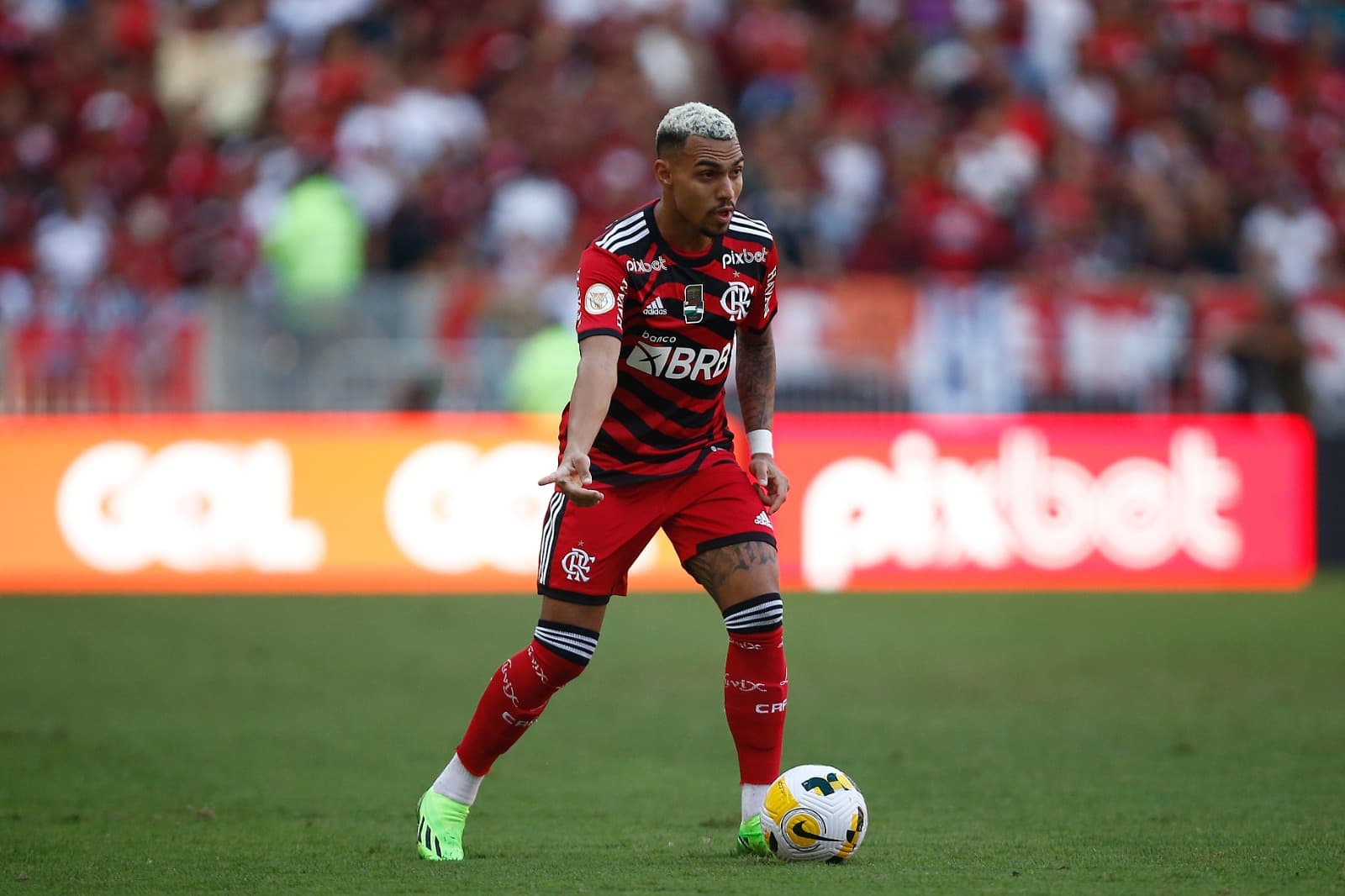 Matheuzinho, do Flamengo e envolvido em negociações com o Corinthians, controla a bola durante uma partida entre Flamengo e Athletico Paranaense no Brasileirão 2022, no Estádio do Maracanã, em 14 de agosto de 2022, no Rio de Janeiro, Brasil.