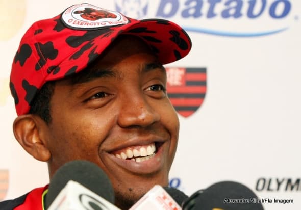 Renato Abreu sorri ao ser apresentado na coletiva de imprensa por Zico em seu retorno ao Flamengo em 2010
