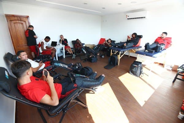Jogadores do Flamengo se recuperando após partida da Copinha; grupo irá disputar partidas do Carioca
