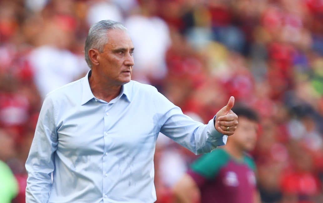 Tite faz sinal de positivo para o time do Flamengo em campo com Fernando Diniz ao fundo