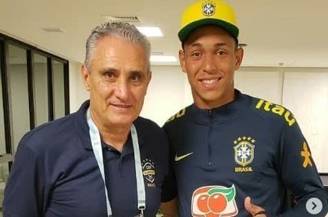 Christian Esmério, uma das vítimas da Tragédia no Ninho, ao lado de Tite