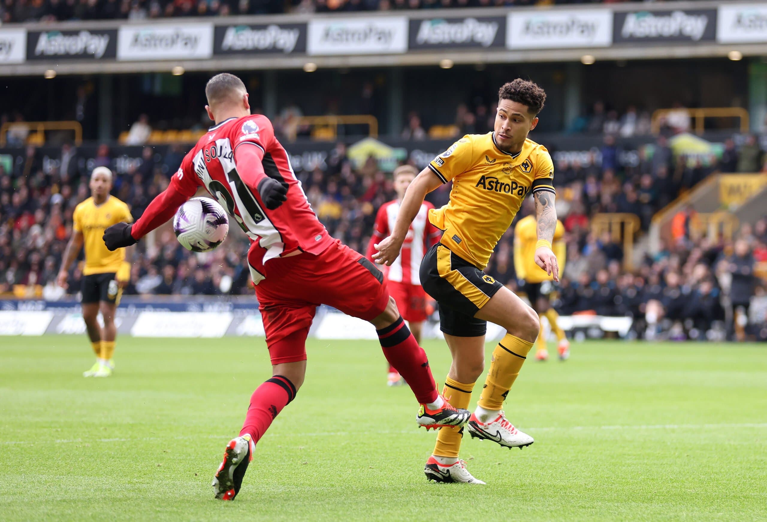 João Gomes tenta cruzar e a bola bate no braço de Vinícius Souza em Wolverhamtpon x Sheffield United