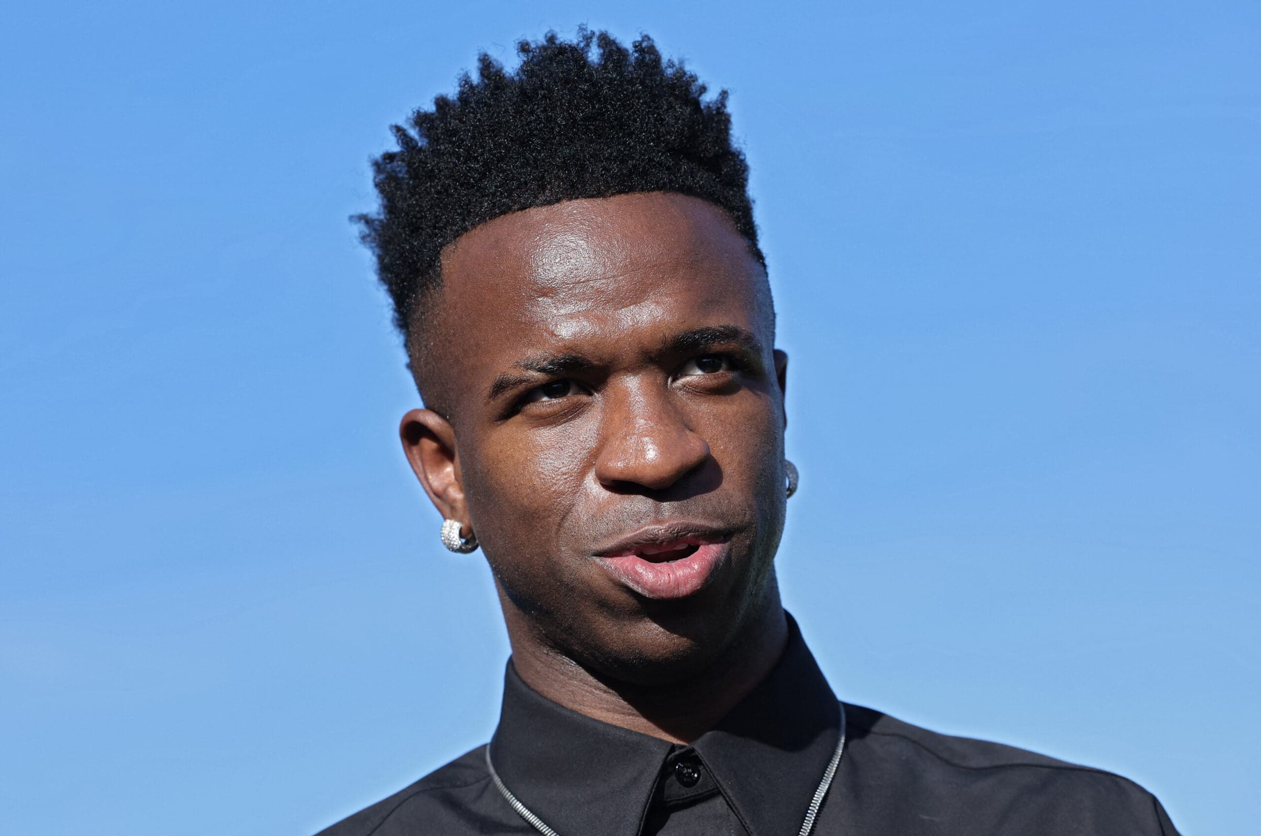 Vinícius Júnior de perfil com o céu azul ao fundo