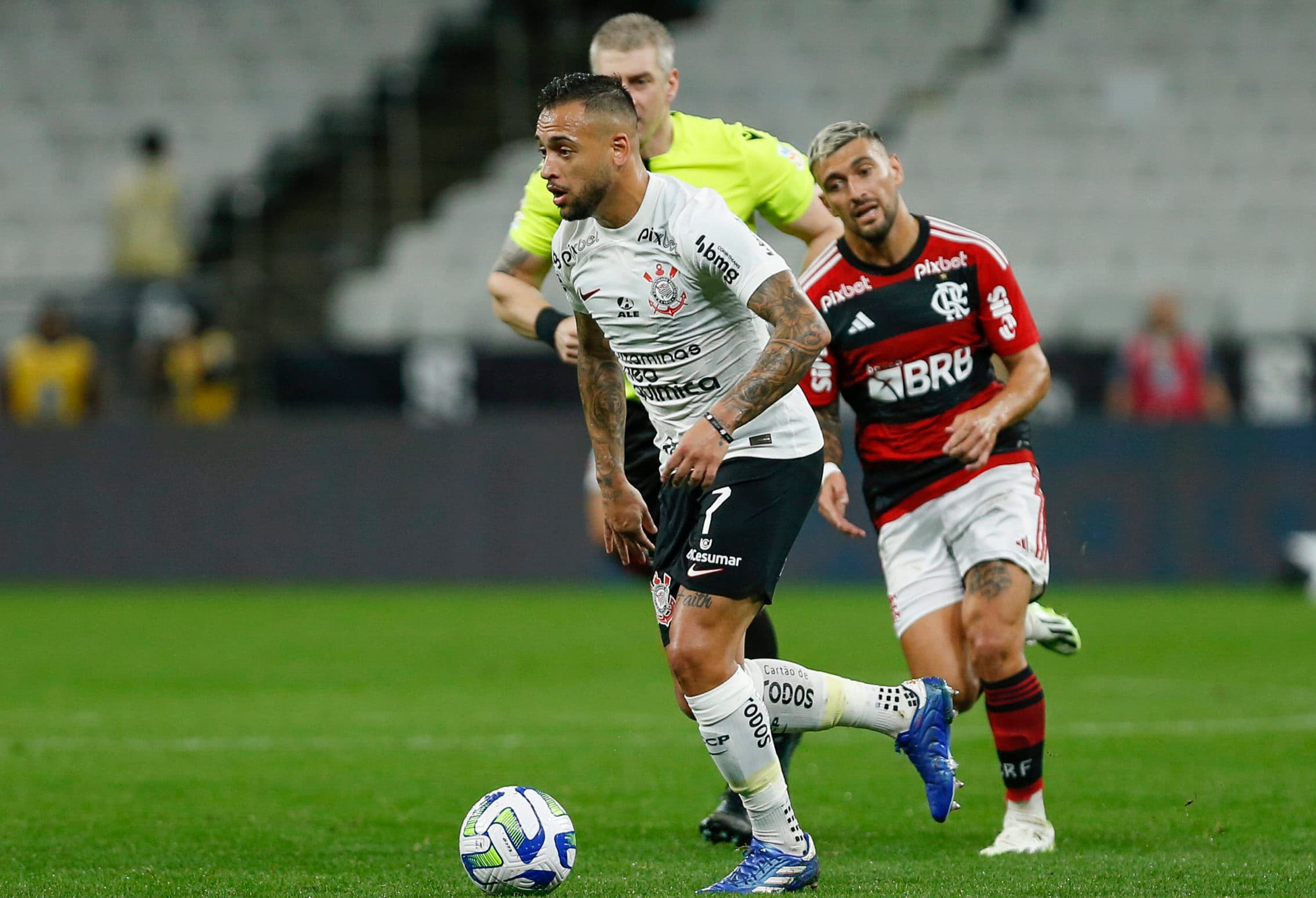 Maycon em partida contra o Flamengo; Jogador do Corinthians já recebeu proposta do time da Gávea e recusou; Ele sofreu uma lesão grave e não atua mais em 2024.