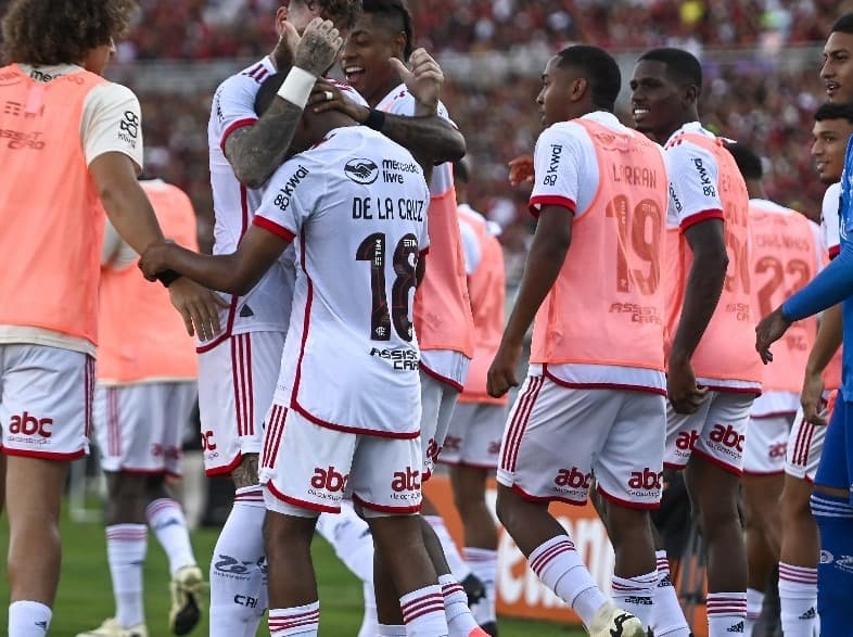 De La Cruz é festejado após primeiro gol pelo Flamengo no duelo contra Atlético-GO