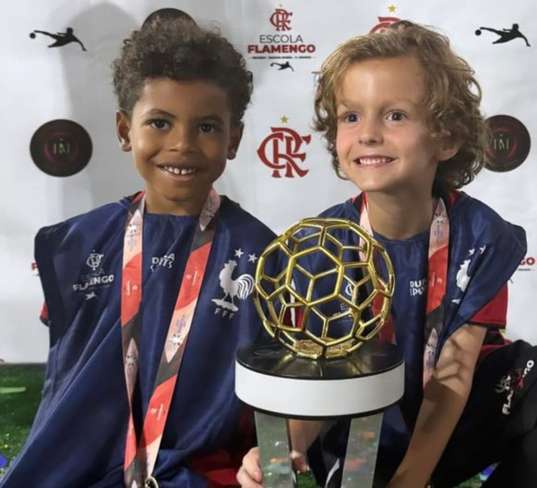 filhos de Bruno Henrique e Filipe Luís conquistando título na base do Flamengo. Garotos do Ninho querem seguir os passos dos pais. Filipe Luís comanda o Sub-17 sábado e Bruno Henrique joga hoje pela Libertadores