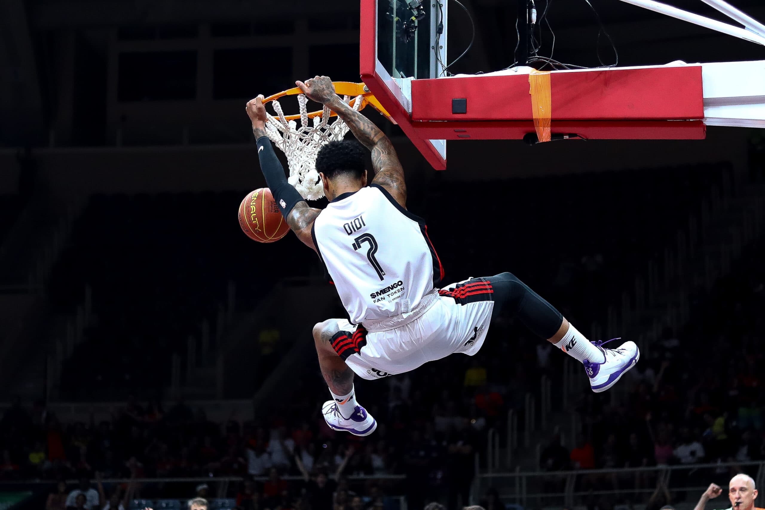 Didi Louzada enterra durante a vitória do Flamengo contra o Botafogo no NBB