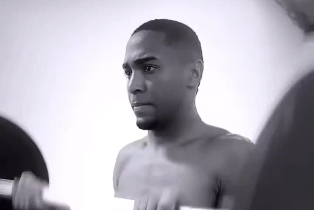 Lorran treinando duro durante folga. Jogado está relacionado pelo Flamengo para encarar o Palmeiras no Brasileirão. Cria do Ninho chama atenção pela forma física