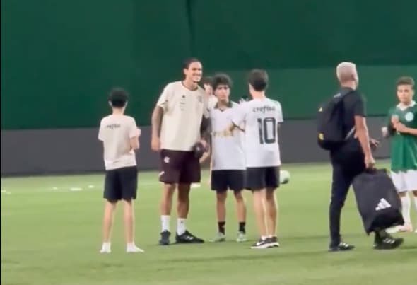 Pedro sendo tietado por torcedores do Palmeiras,após Flamengo empatar em 0 a 0 no Allianz Parque pelo Brasileirão