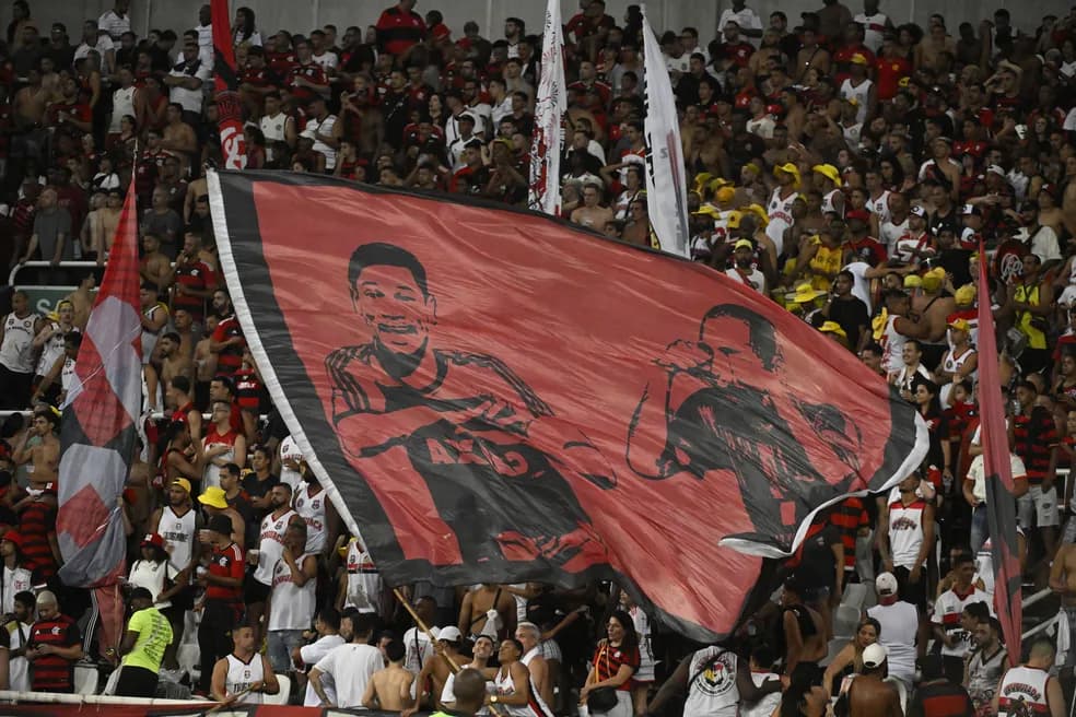 Torcida do Flamengo durante partida contra o Botafogo no Maracanã pelo Brasileirão. Ferj bandeira vermelha