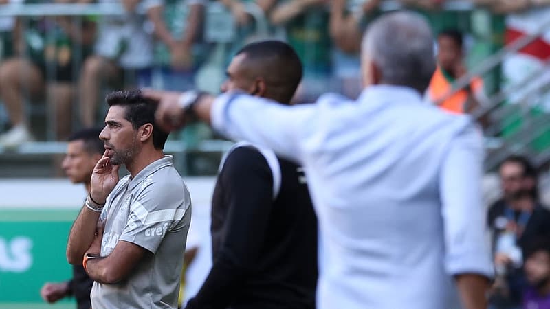 Tite dá instruções aos jogadores do Flamengo com o técnico do Palmeiras, Abel Ferreira, ao fundo.