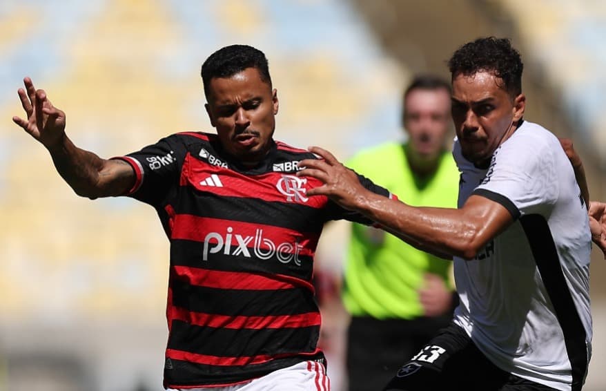 Allan, do Flamengo, tenta se desvencilhar de defensor do Botafogo