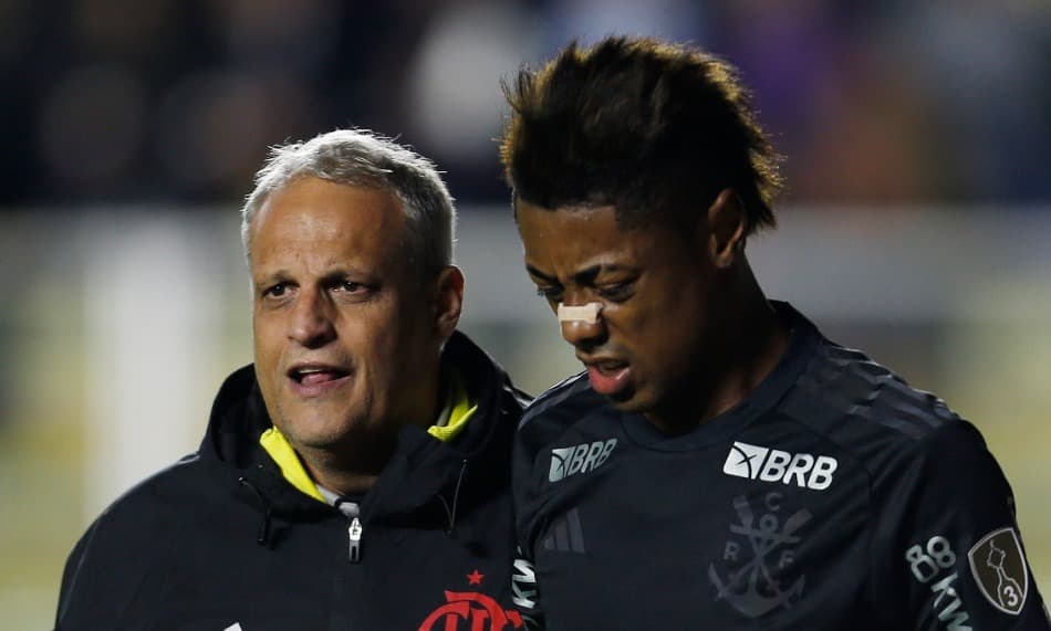 LA PAZ, BOLÍVIA - 24 DE ABRIL: Bruno Henrique, do Flamengo, caminha com a equipe médica após receber tratamento médico durante a partida do grupo E da Copa CONMEBOL Libertadores entre Bolívar e Flamengo, no Estádio Hernando Siles, em 24 de abril de 2024,