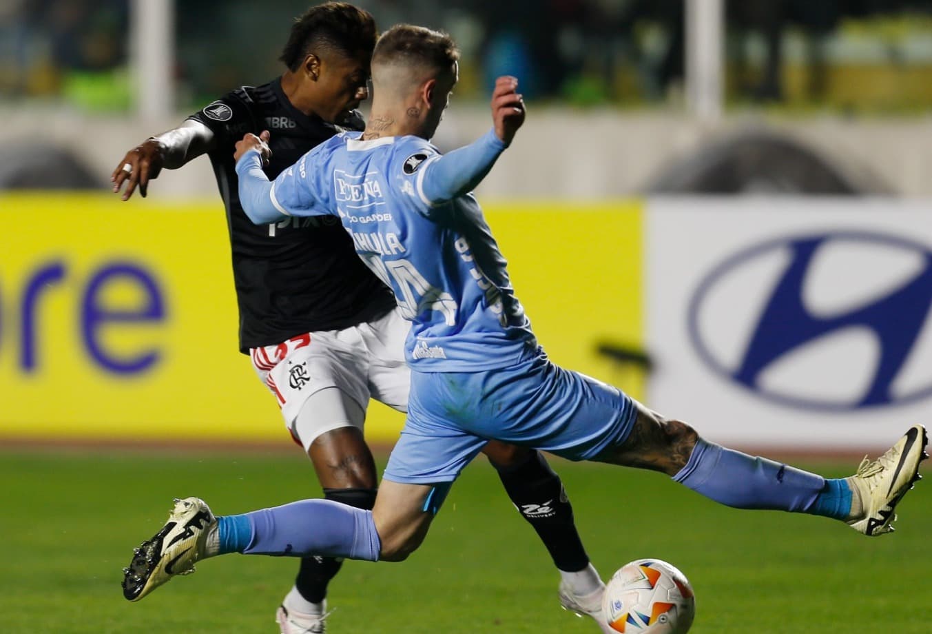 LA PAZ, BOLÍVIA - 24 DE ABRIL: Bruno Henrique do Flamengo chuta a bola contra Renzo Orihuela do Bolívar durante a partida do grupo E da Copa CONMEBOL Libertadores entre Bolívar e Flamengo no Estádio Hernando Siles em 24 de abril de 2024 em La Paz, Bolívia