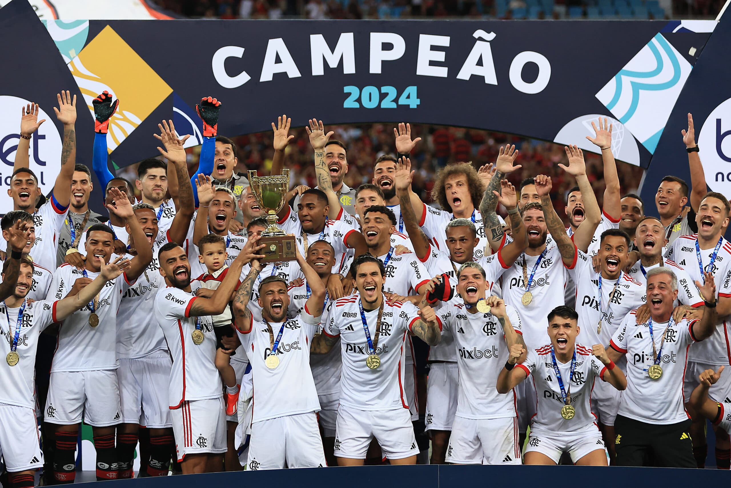 Jogadores do Flamengo levantam troféu do Campeonato Carioca