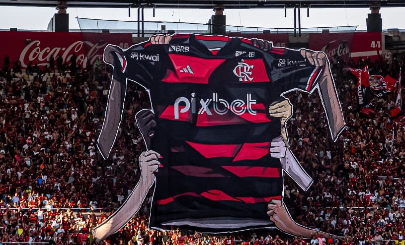 Mosaico com Manto Sagrado feito pela torcida do Flamengo no Maracanã
