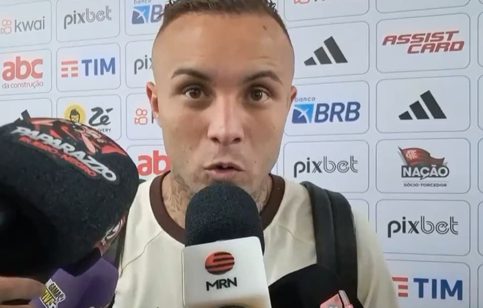 Cebolinha responde ao MRN na zona mista do Maracanã após vitória do Flamengo sobre o Corinthians pelo Brasileirão