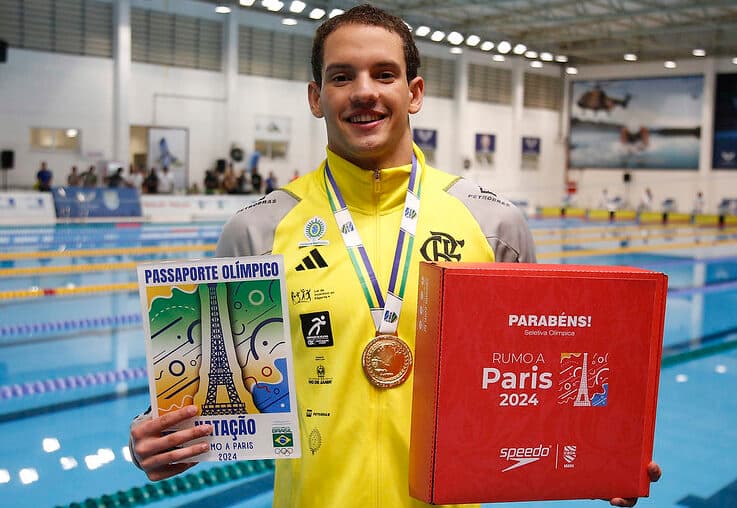 Guilherme Caribé celebra vaga nas Olimpíadas de Paris; nadador é um dos 10 classificados do Flamengo para Paris