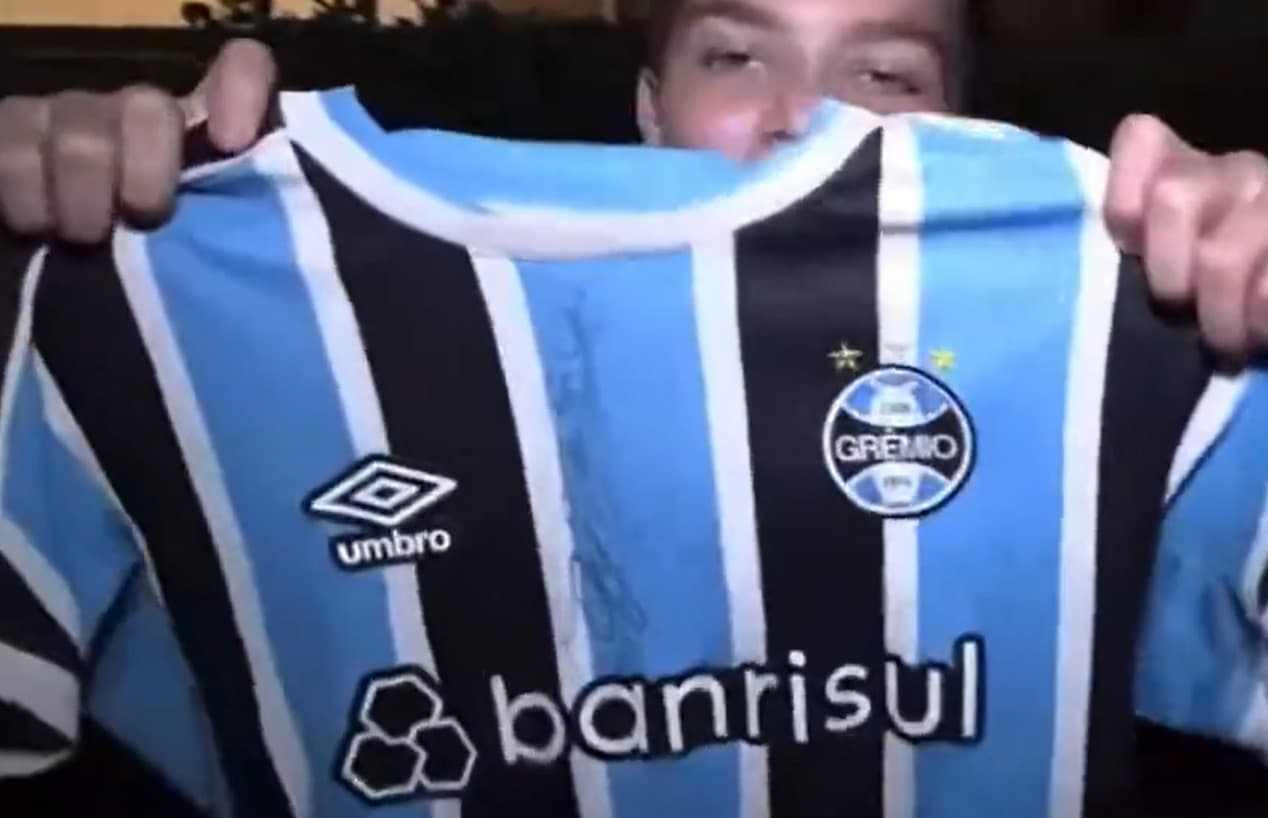 Garoto vibra com autógrafo de Gabigol na camisa do Grêmio