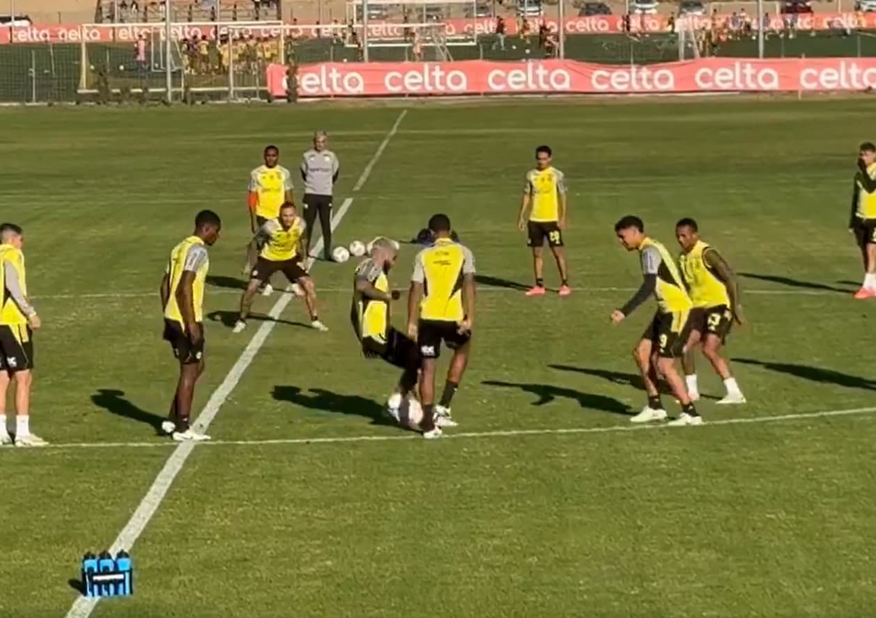 Igor Jeses tenta aplicar drible em Gabigol