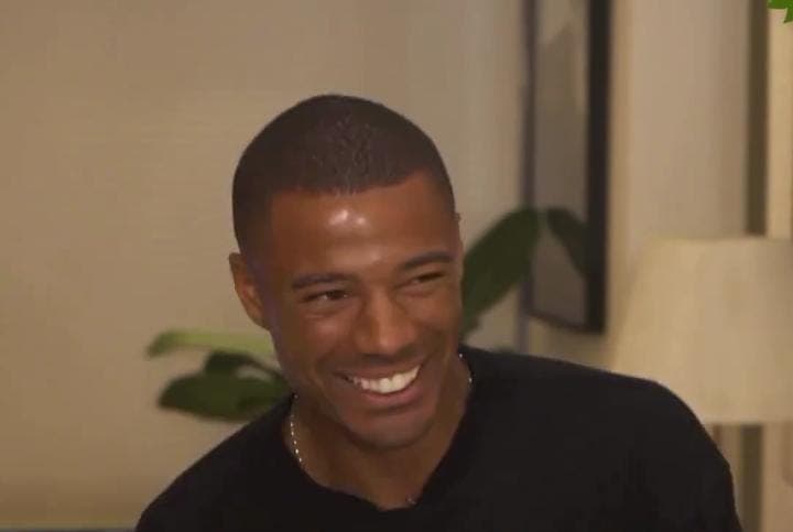 Nico de la Cruz ri ao imitar animais de zoológico