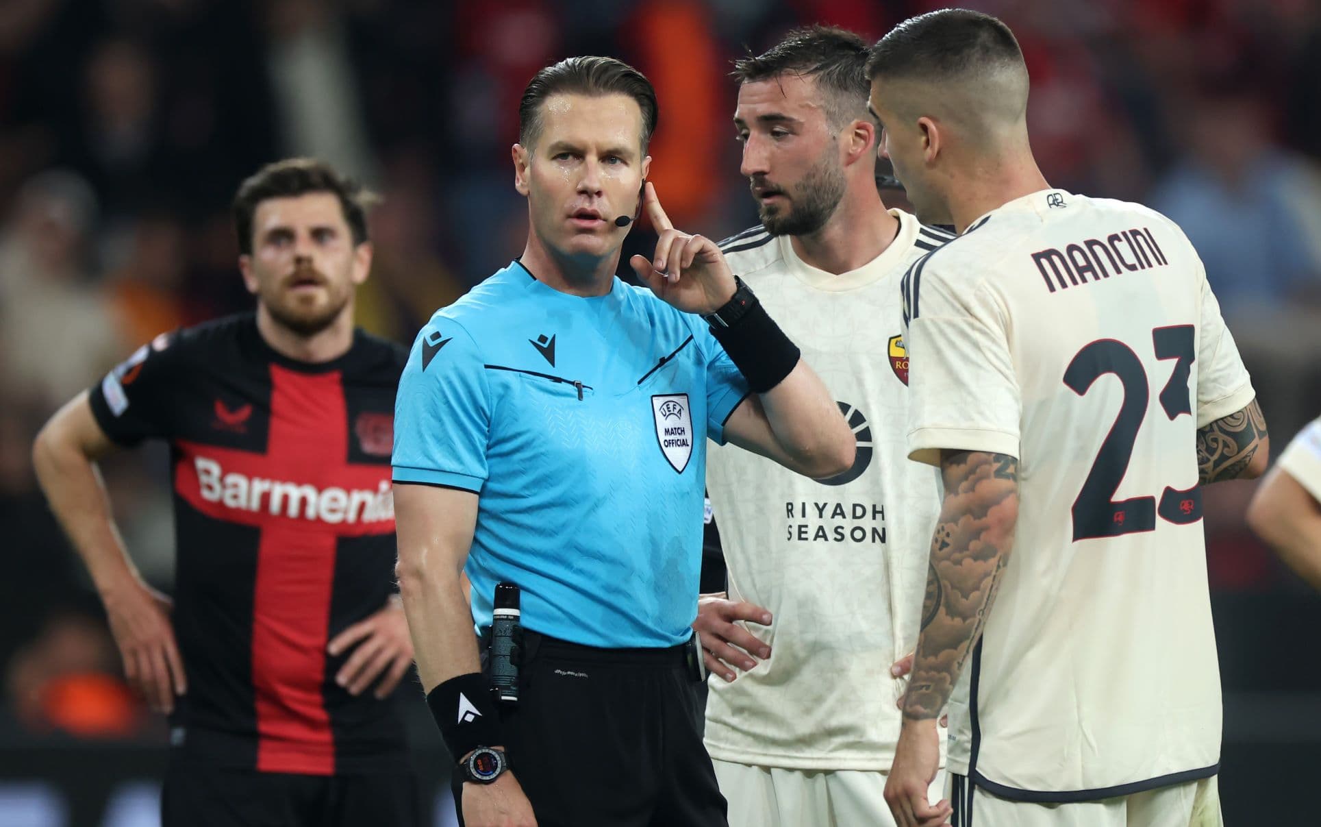 Árbitro ouve o VAR duurante Roma x Bayer Leverkusen, pela Europa League