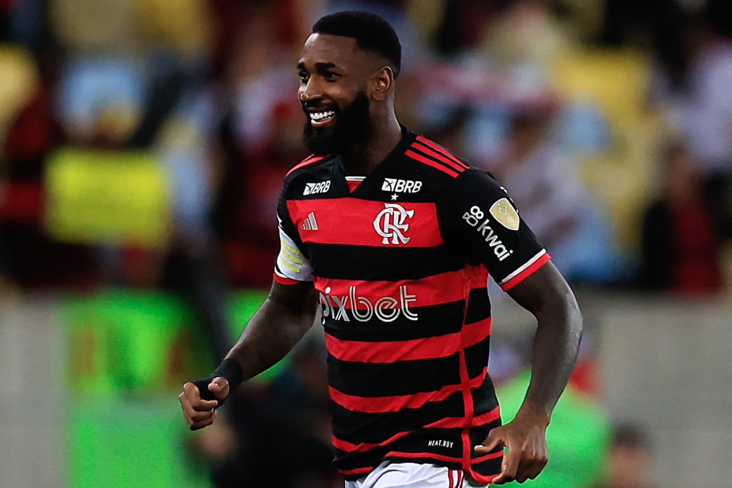 Gerson comemora gol pelo Flamengo contra o Corinthians