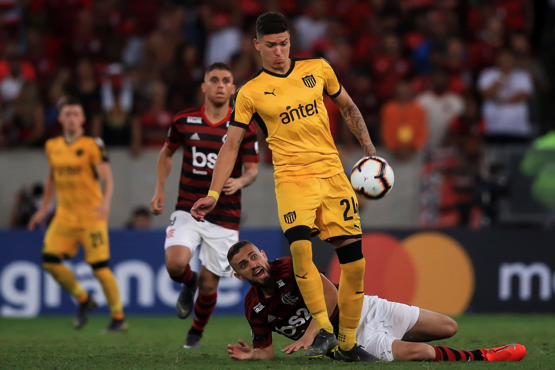 Darwin Nuñez no maracanã, durante Flamengo x Peñarol, em 2019.