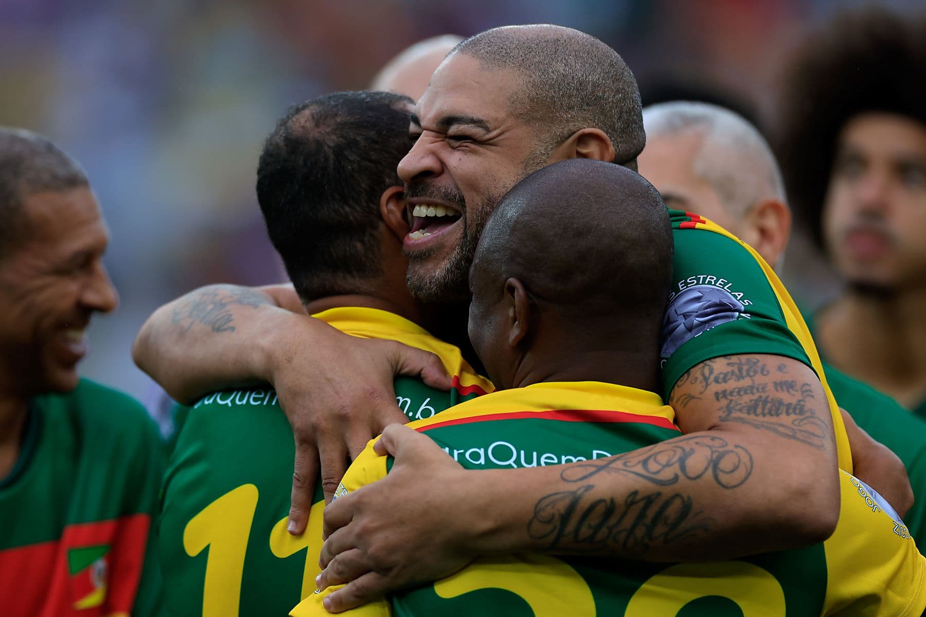 Adriano comemora gol durante jogo da solidariedade no Maracanã
