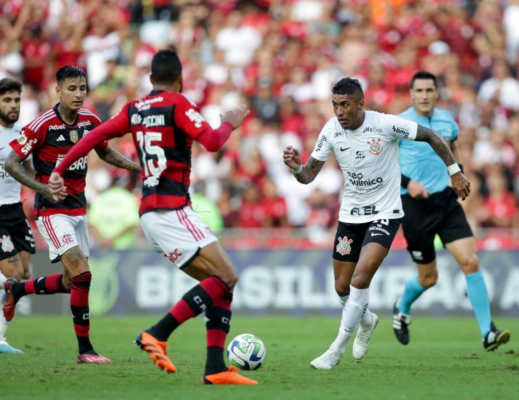 partida entre Flamengo e Corinthians pelo Brasileirão. Clubes vivem tensão nos bastidores
