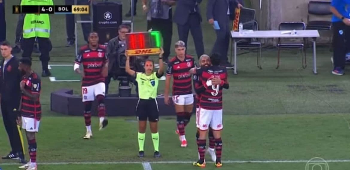 Pedro e Gabigol se abraçam em jogo contra o Bolívar