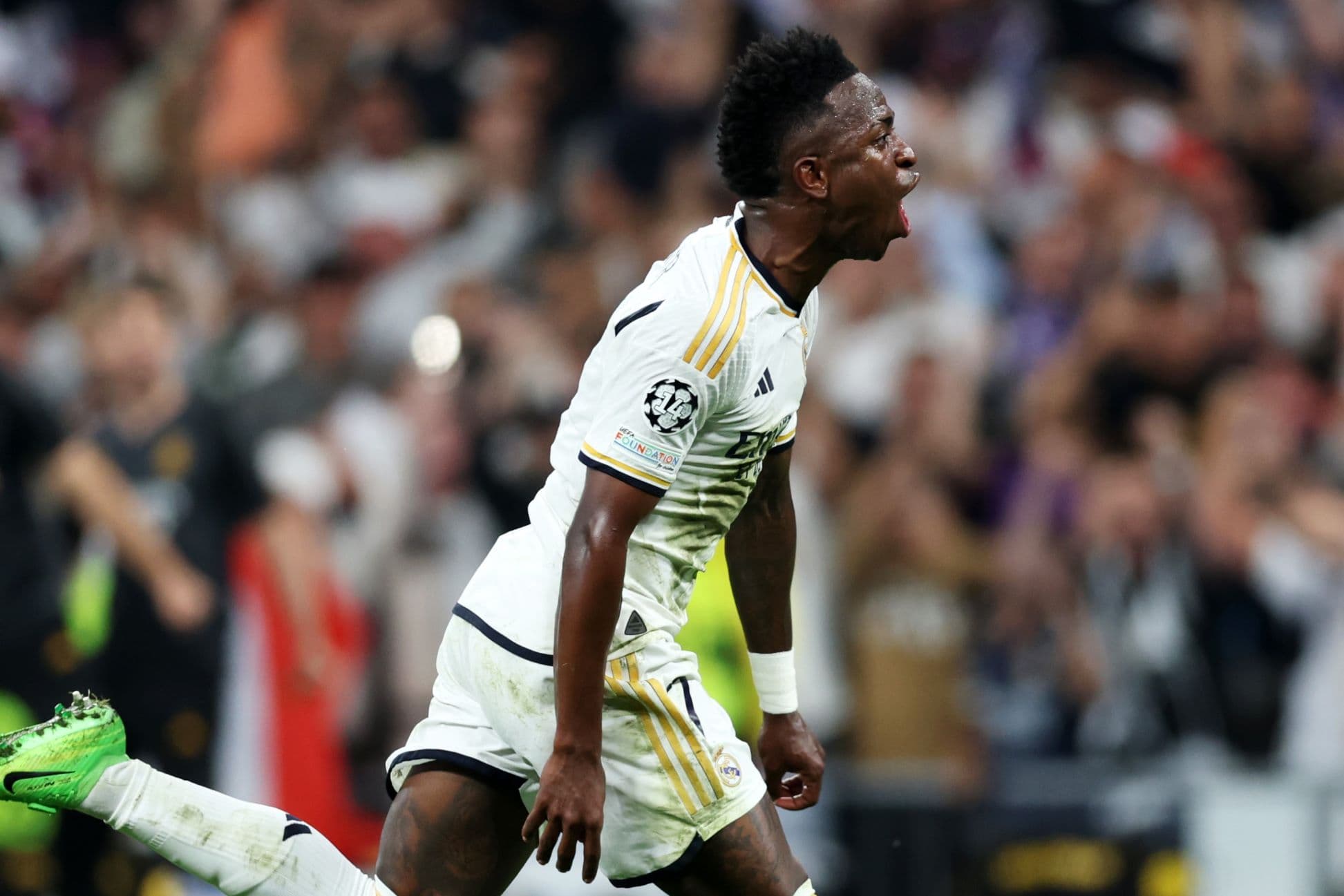 Vinícius Júnior comemora gol do Real Madrid sobre o Bayern de Munique.