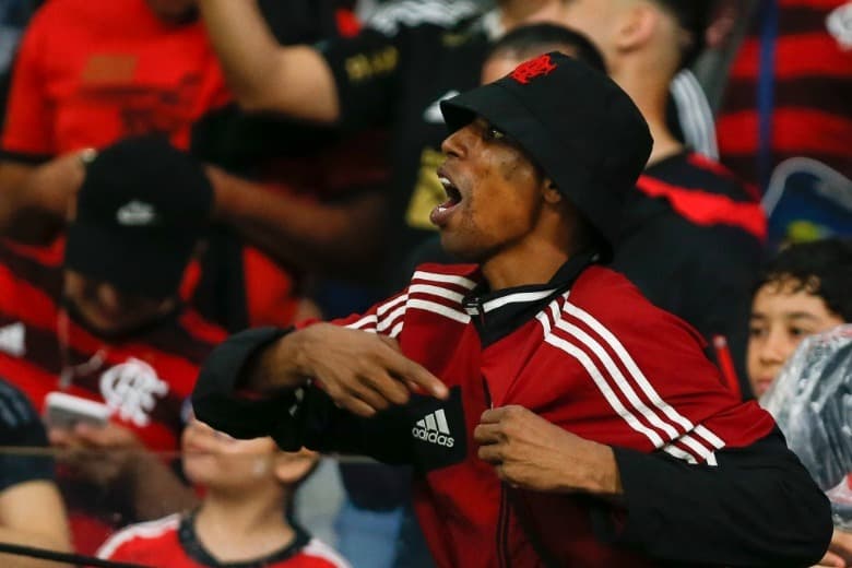 Torcedor do Flamengo mostra escudo do clube para torcedores