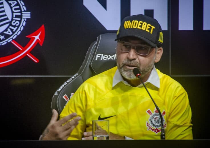 Augusto Melo em coletiva do Corinthians para anunciar VaideBet; Flamengo conseguiu aumento no patrocínio com a Pixbet