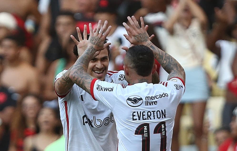 Pedro comemora seu gol, o segundo da goleada do Flamengo sobre o Vasco, ppor 6 a 1, com Cebolinha, autor da assistência